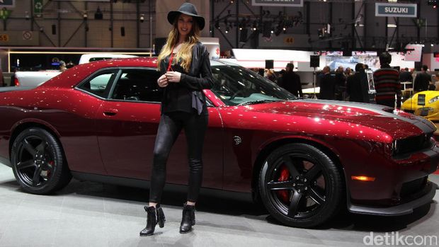 Gadis SPG di booth Chevrolet