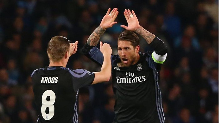 Football Soccer - Napoli v Real Madrid - UEFA Champions League Round of 16 Second Leg - Stadio San Paolo, Naples, Italy - 7/3/17 Real Madrids Sergio Ramos celebrates scoring their first goal with Toni Kroos Reuters / Alessandro Bianchi Livepic