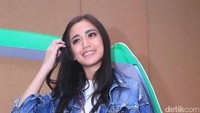 Itu kayaknya sudah diluar konteks. Nanti aku ditegor oleh (grab). Setiap hari terima tegoran terus, bisiknya sambil tertawa. Pool/Ismail/detikFoto.