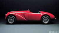 Ini lah mobil pertama yang memiliki emblem Ferrari. Mobil menggunakan mesin 12 silinder yang didesain oleh  Gioacchino Colombo, Giuseppe Busso dan Luigi Bazzi. Foto: Ferrari