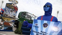 Kementerian Perhubungan (Kemenhub) bersama Asosiasi Pengusaha Truk Indonesia (Aptrindo) dan Jakarta Internasional Container Terminal (JICT) saat mendeklarasikan truk pelopor keselamatan berlalu lintas di Tanjung Priok, Jakarta, Senin (13/3/2017).