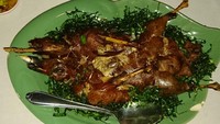 Kenapa bebek? Hal ini dikarenakan kuliner bebek gorengnya sudah terkenal seantero Thailand. Jika Anda berkunjung, cobalah bebek goreng yang ditaburi rumput yang bisa dimakan ‎(Masaul/detikTravel)