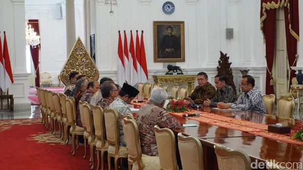 Tim Panitia Seleksi (Pansel) Badan Pengelola Keuangan Haji menemui Presiden Joko Widodo di Istana, Senin (13/3/2017)