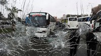 Kaca bus pecah akibat ledakan bom bunuh diri tersebut. Pool/Omar Sanadiki/Reuters/detikFoto.