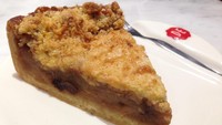 Apple Tart atau apple pie gaya Belanda ini punya rasa paduan apel, kayu manis dan kismis . Rasanya makin manis dengan permukaan bertabur crumble renyah dan gula pasir. 
