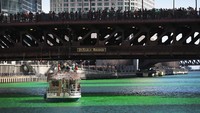 Sejumlah warga dan wisatawan langsung terpukau saat melihat Sungai Chicago dari atas jembatan. Scott Olson/Getty Images.