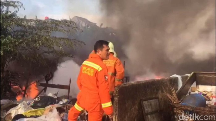 Kebakaran Lapak di Pondok Bambu Berhasil Dipadamkan