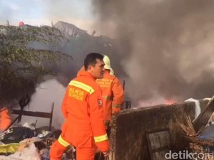 Kebakaran Lapak di Pondok Bambu Berhasil Dipadamkan