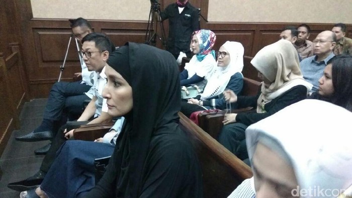Begini Ekspresi Inneke Dampingi Suami Sidang di PN Tipikor