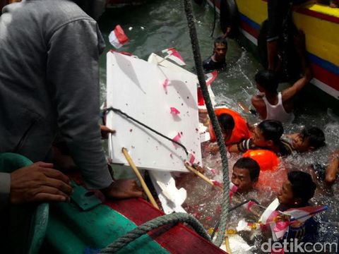 Nelayan Larung Kepala Sapi ke Laut