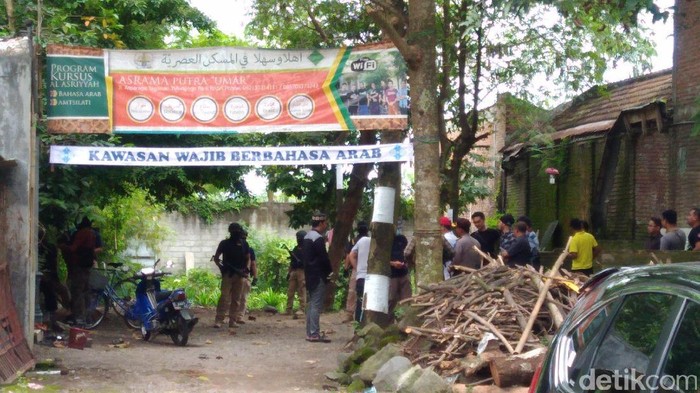 Densus Tangkap Seorang Terduga Teroris di Kampung Inggris Kediri