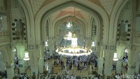 Jamaah yang hilir mudik di dalam Masjidil Haram. Antara pintu King Abdul Aziz dan King Fahd menuju Kabah, ada ruangan salat yang luas, sekaligus area jamaah beristirahat malam hari (Fitraya/detikTravel)
