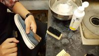 5 Sekawan Ini Bisnis Cuci Sepatu Beromzet Jutaan