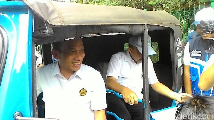 Arcandra Tahar Jajal Naik Bajaj di Monas