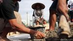 Petani Kendeng Lakukan Aksi Semen Kaki