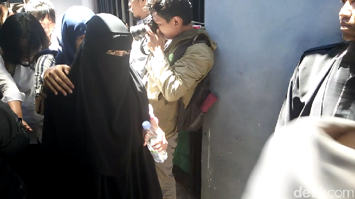 Polisi Bawa Dua Istri Soleh Terduga Jaringan Bom Panci Cicendo