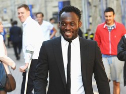 Lama merumput di Eropa, Michael Essien tetap peduli dengan kampung halamannya, Ghana. Essien mendirikan yayasan yang menyediakan kebutuah dasar seperti layanan kesehatan, air bersih untuk minum, toilet publik, dan perpustakaan. Foto: Michael Regan/Getty Images