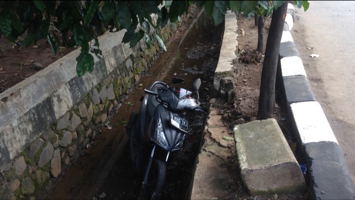 Diduga Mengantuk, Pemotor Ini Tewas Terperosok ke Got