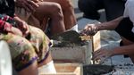 Petani Kendeng Lakukan Aksi Semen Kaki