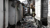 Bangunan-bangunan liar tersebut berada di atas kali Gendong.