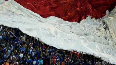 Bendera Merah Putih Raksasa di Final Piala Presiden 2017