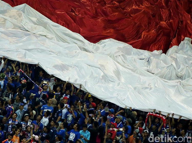 Bendera Merah Putih Raksasa di Final Piala Presiden 2017