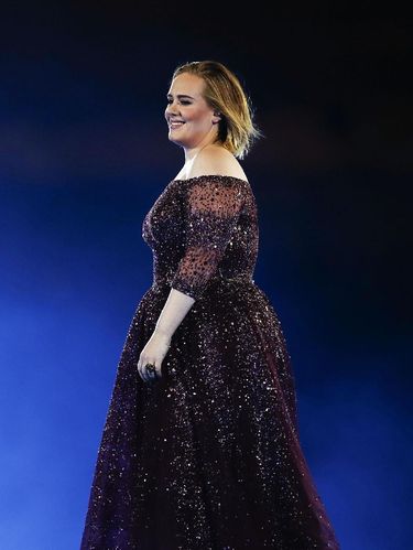 Adele Banjir Pujian Netizen karena Cium Tangan Hijabers Saat Konser