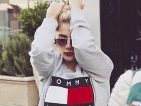 Lady Gaga Pakai Koleksi Tersembunyi Rancangan Gigi Hadid