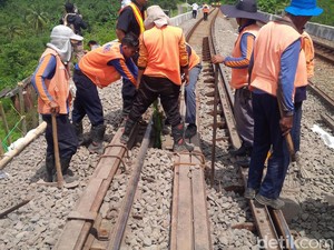PT KA Daop II Perbaiki Rel Kereta Ciganea-Sukatani yang Ambles