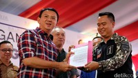 Basuki Tjahaja Purnama (Ahok) menerima surat dukungan dari Ketua Gerakan Relawan Agus Sylvi (Gerasi) Hendra Surachmat.