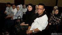 Dalam persidangan, Fahmi kerap didampingi oleh sang istri, Inneke Koesherawati.
