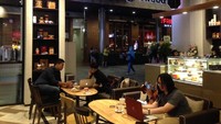 Douwe Egberts Coffee asal Belanda buka di Gandaria City. Kafe ini mengusung suasana nyaman dengan beberapa sentuhan Belanda pada desainnya.