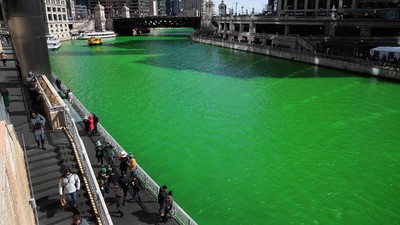 Sungai di Chicago Berubah Menjadi Hijau