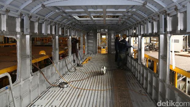 Kereta bandara di bengkel PT INKA