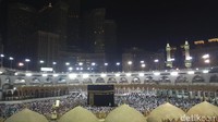 Semakin mendekati subuh, suasana makin ramai dengan orang melakukan Tawaf keliling Kabah. Ada yang umroh dengan berbaju ihram dan yang berbaju muslim biasa (Fitraya/detikTravel)