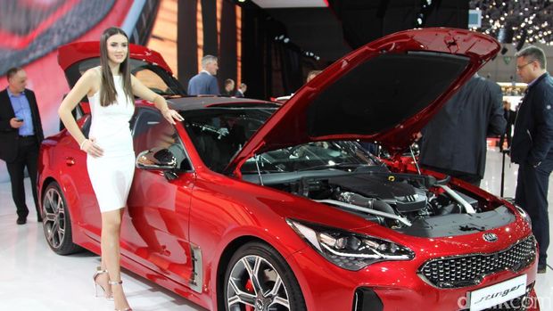 Lenggak-Lenggok Gadis Cantik Jenewa