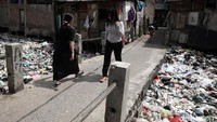 Warga tampak tidak peduli dengan kondisi tersebut.