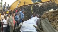 Para pejabat pemerintah mengatakan puluhan orang sejauh ini belum bisa ditemukan sejak insiden longsor di tempat pembuangan sampah Koshe, pada Sabtu (11/03). Seorang penduduk mengatakan ada 150 orang di lokasi tersebut saat insiden terjadi. REUTERS/Reuters TV.