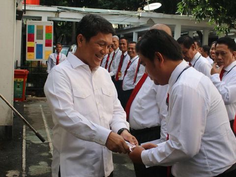 Bripka Siswanto diberi penghargaan oleh Kombes Nico