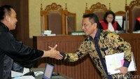 Terkait kasus itu, Presiden Jokowi menegaskan penegakan hukum yang adil terhadap siapa pun. Jokowi menegaskan menghormati penanganan hukum kasus dugaan suap Kasubdit Ditjen Pajak Handang Soekarno yang menyeret nama adik iparnya, Arif Budi Sulistyo.