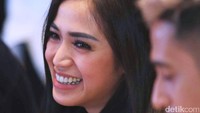  Wanita yang akrab disapa Jedar itu memilih untuk tak berkomentar soal perselingkuhan sahabatnya itu.  Pool/Ismail/detikFoto.