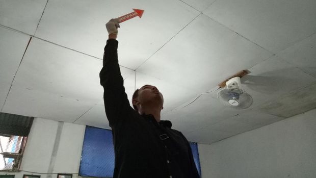 Peluru Nyasar Tembus Atap Sekolah di Palembang, Warga Berhamburan