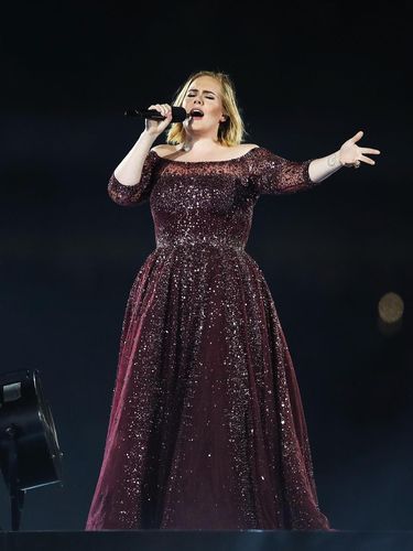 Adele Banjir Pujian Netizen karena Cium Tangan Hijabers Saat Konser