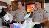 Kadiv Humas Polri Irjen Pol Boy Rafli Amar (tengah) didampingi Karo Penmas Divisi Humas Polri Brigjen Rikwanto (kiri) dan Kabag Penum Divisi Humas Polri Kombes Martinus Sitompul (kanan) menggelar barang bukti di Mabes Polri, Jalan Trunojoyo, Jakarta Selatan, Senin (13/3/2017).