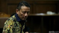 Selain Ken, jaksa KPK juga menghadirkan 4 orang lainnya yang akan dimintai keterangan sebagai saksi. Keempatnya yaitu Kakanwil Ditjen Pajak Jakarta Khusus Muhammad Haniv, Pejabat Penyidik Pegawai Negeri Sipil Handang Soekarno, serta pegawai PT EKP Mustika Chairani dan Rudi P Musdiono.