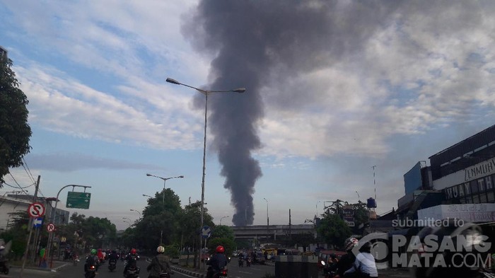 Lapak Barang Bekas dan Rumah Semipermanen di Duren Sawit Terbakar