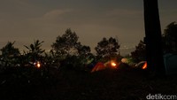 Foto: Tenda-tenda berwarna-warni berjejeran di area kemping membuat malam terlihat ramai. Kelap-kelip kota Semarang serta pemandangan Gunung Merbabu dapat traveler lihat langsung di lokasi (Andhika Prasetya/detikTravel)