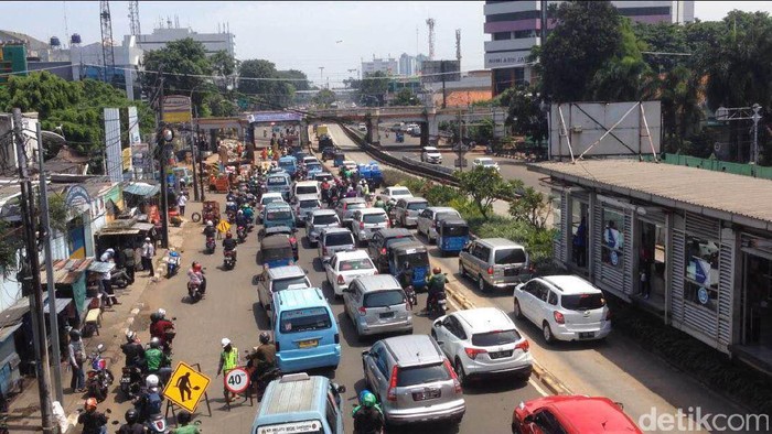 Imbas Pembangunan Jembatan DDT, Jatinegara Arah Matraman Macet