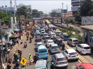 Imbas Pembangunan Jembatan DDT, Jatinegara Arah Matraman Macet