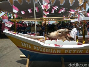 Kepala Seekor Sapi Dilarung Sebagai Wujud Syukur di Pasuruan
